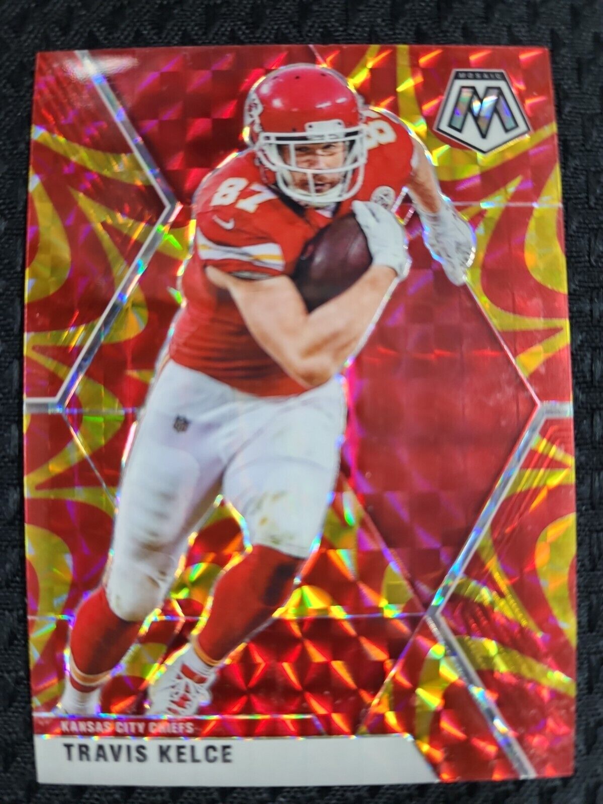 2020 Panini Mosaic Mosaic Reactive Gold Prizm Travis Kelce #4